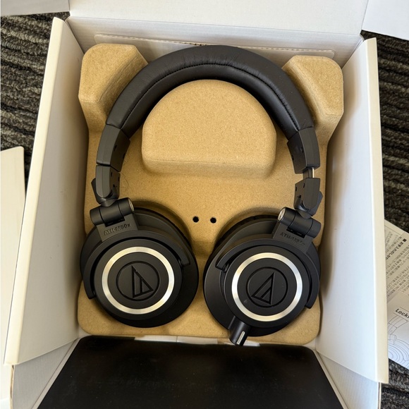 Audio Technica ATH-M50x Closed-back Studio Monitoring Headphones - Picture 8 of 10